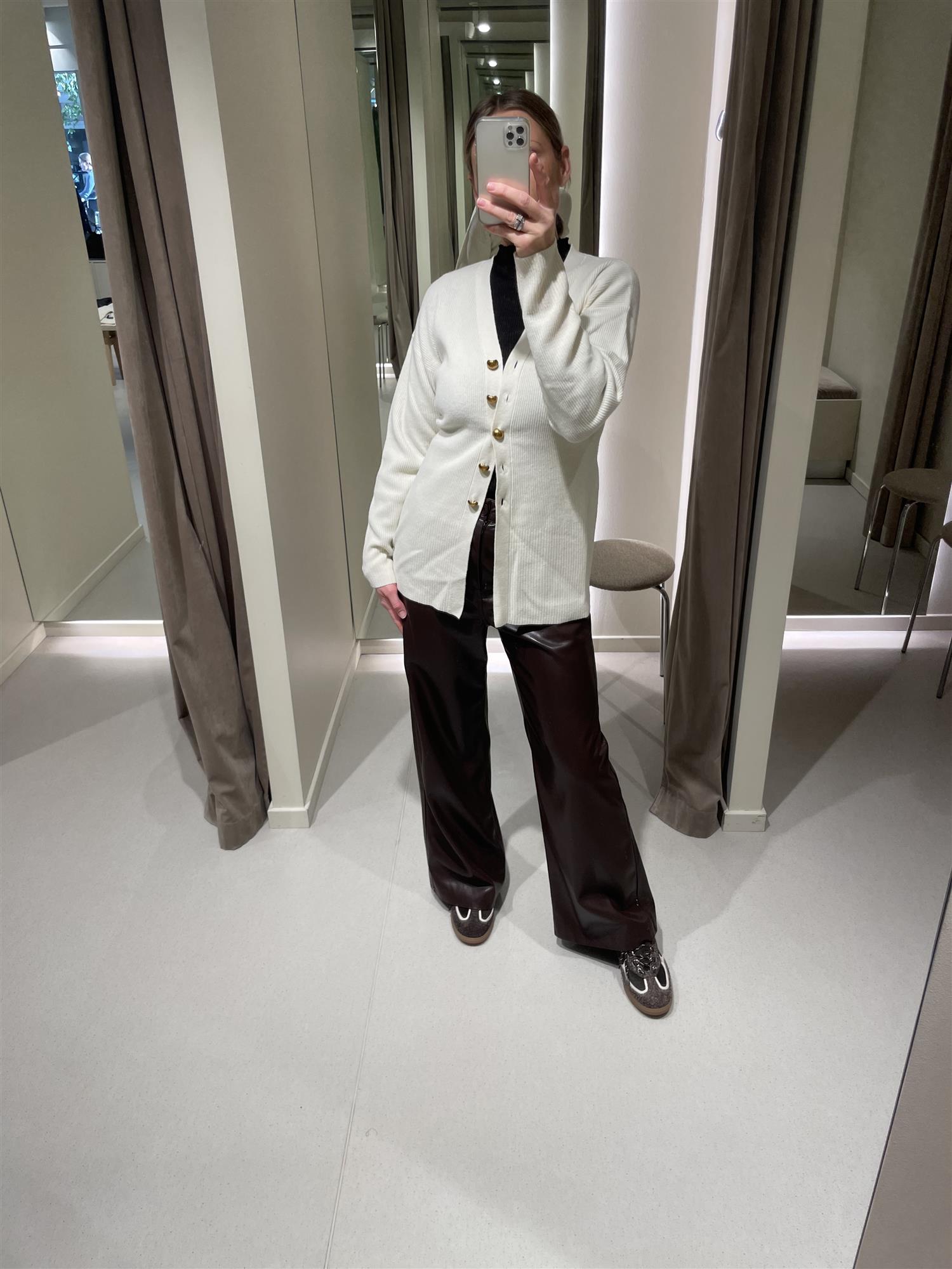 Cardigan - V neck Cardigan With Buttons Egret