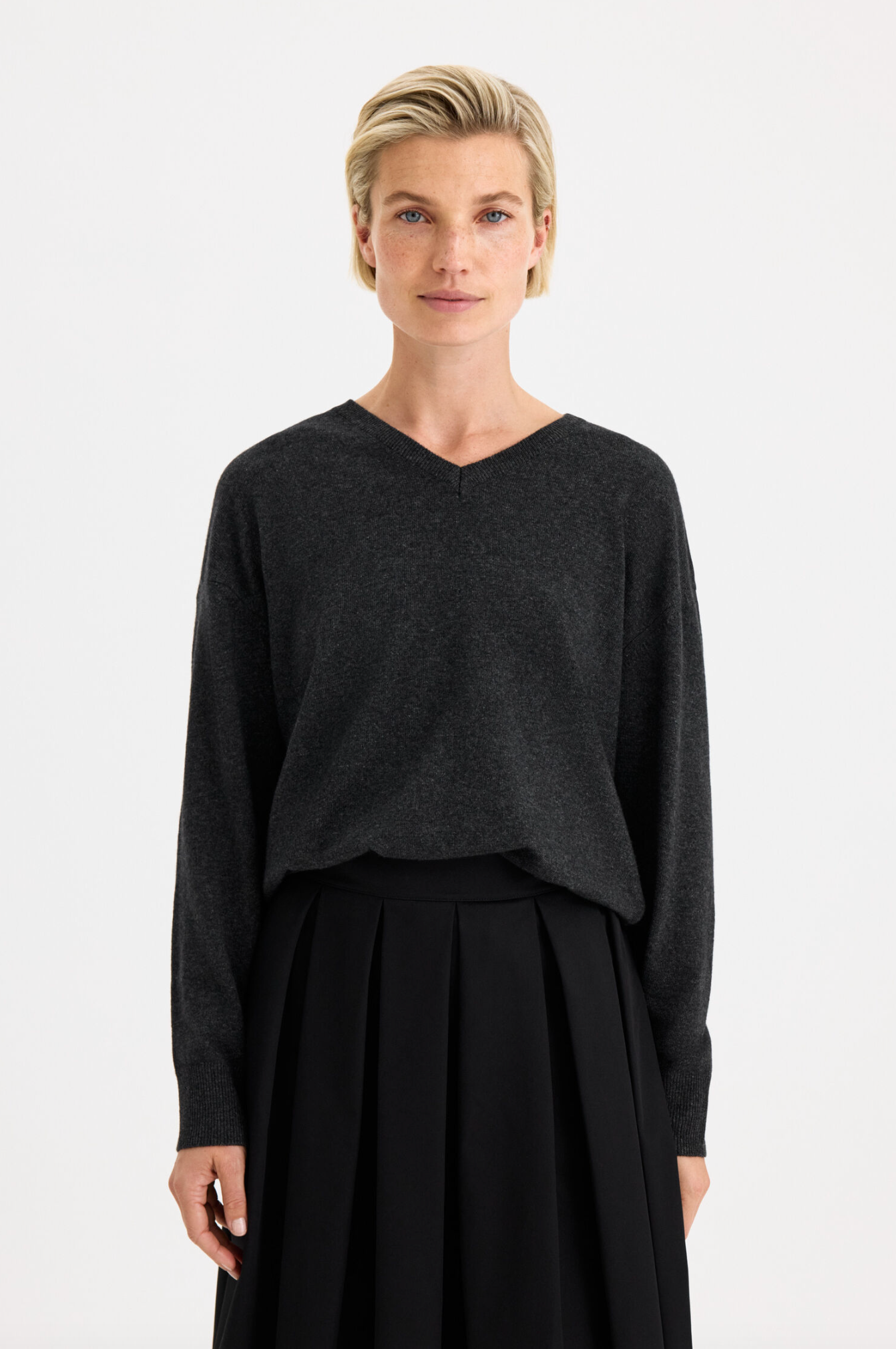 Genser - Soft Wool V Neck Sweater Anthracite Melange