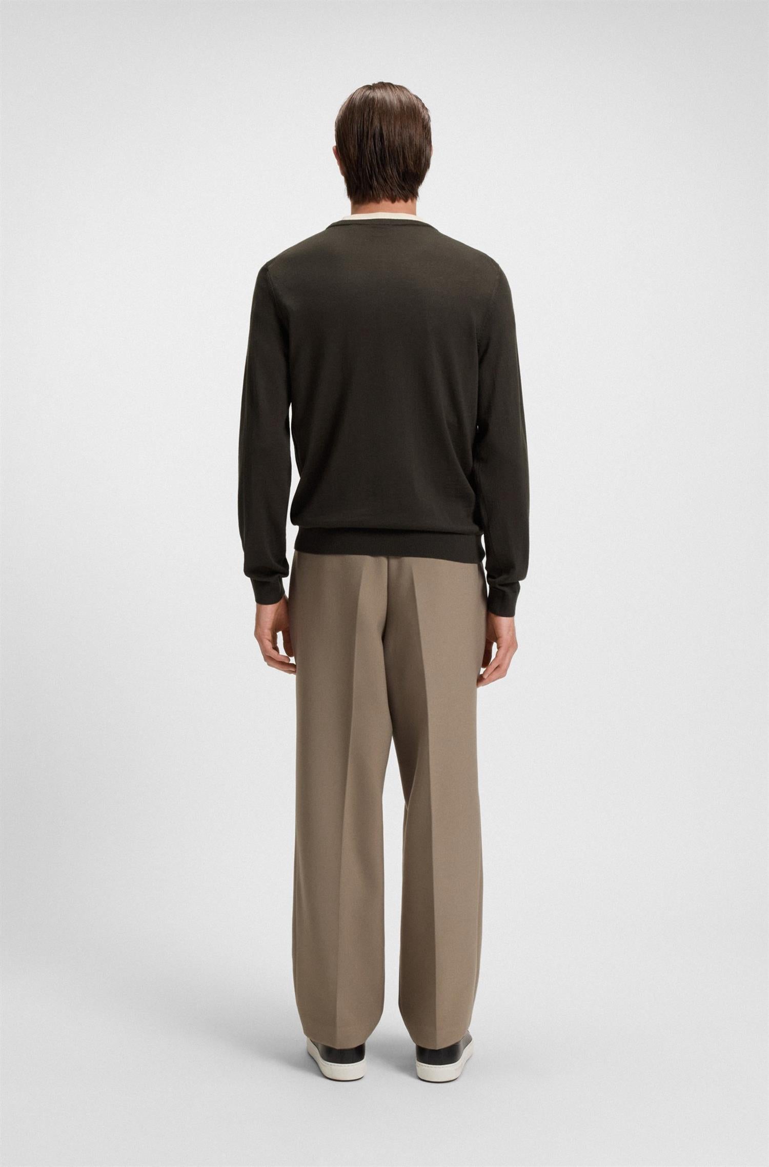 Genser - Leno-P Slim-fit Sweater in Merino wool with Crewneck Dark Brown