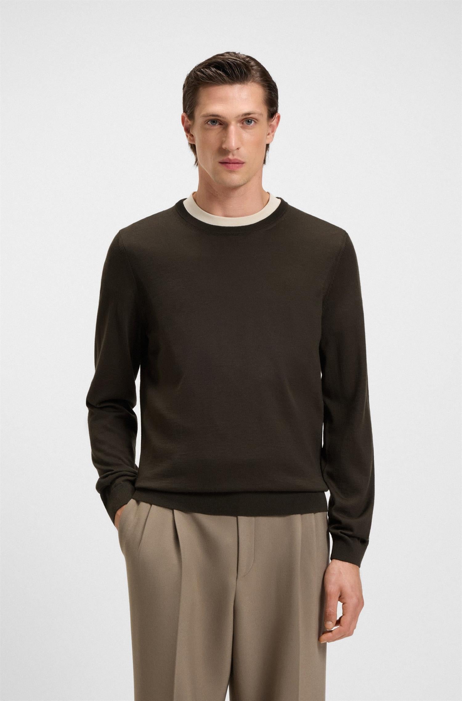 Genser - Leno-P Slim-fit Sweater in Merino wool with Crewneck Dark Brown